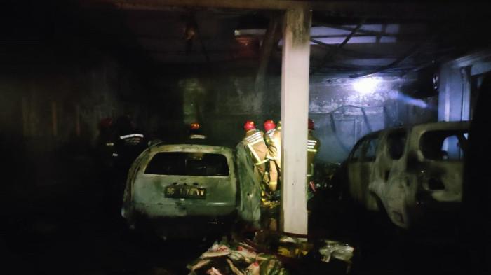 KEBAKARAN -- Api menghanguskan sejumlah kendaraan yang terparkir di Klinik Mitra Ananda, Jalan Sei Betung, Kelurahan Siring Agung, Kecamatan Ilir Barat I, Palembang, Senin (23/3/2026) malam. Kebakaran disebabkan korsleting tiang listrik pinggir jalan persis di samping garasi klinik.