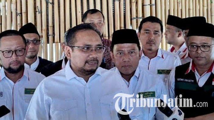 Menteri Agama (Menag), Yaqut Cholil Qoumas usai menyambut kedatangan petugas haji di Bandara Internasional Soekarno Hatta (Soetta) Tangerang, Banten, Kamis (27/7/2023) malam.