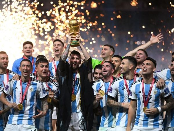 Lionel Messi mengangkat trofi juara Piala Dunia 2022 usai timnas Argentina kalahkan timnas Prancis pada final di Lusail, Qatar (18/12/2022).