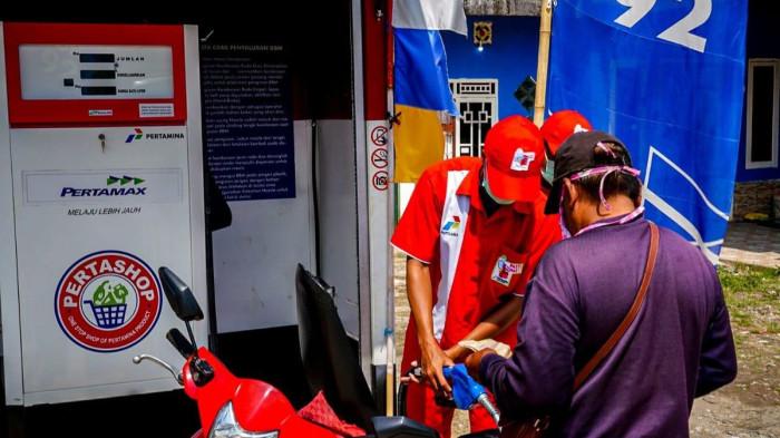LOKER PERTAMINA -- Potret petugas Pertashop tengah mengisi BBM. Baru-baru ini, Pertamina mencari operator Pertashop di wilayah Gorontalo. (Sumber Foto: Pertamina)