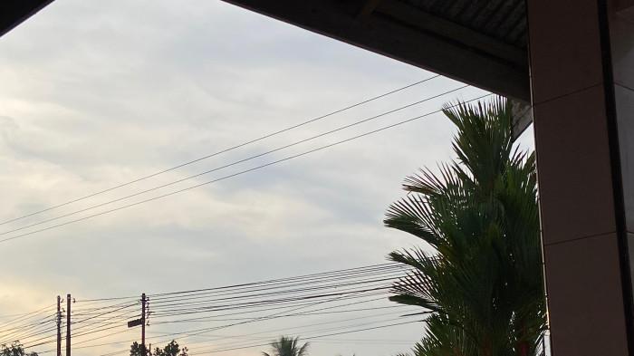 PRAKIRAAN CUACA - Potret kondisi cuaca di Kota Gorontalo pukul 06.31 Wita Kamis 29 Januari 2026 - Cuaca Gorontalo hari ini, Kamis (29/1/2026), didominasi awan dan hujan ringan di sejumlah wilayah. BMKG mencatat kelembapan udara cukup tinggi, dengan potensi hujan terjadi hampir merata di kabupaten dan kota se-Provinsi Gorontalo. Warga diimbau tetap waspada, terutama saat beraktivitas di luar rumah.