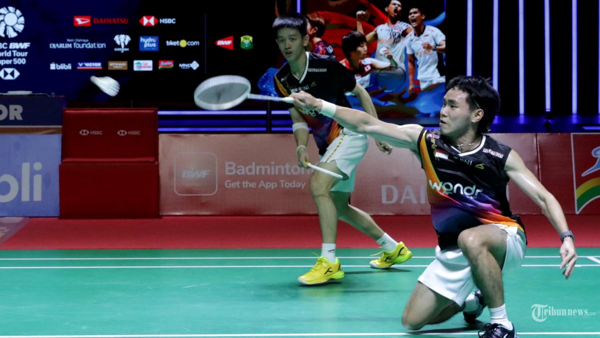 INDONESIA MASTERS 2026 - Pebulu tangkis ganda putra Indonesia Raymond Indra dan Nikolaus Joaquin mengembalikan kok ke arah pebulu tangkis ganda putra Malaysia Goh Sze Fei dan Nur Izzudin pada babak final Daihatsu Indonesia Masters 2026 di Istora Senayan, Jakarta, Minggu (25/1/2026). Pasangan ganda putra Indonesia Raymond Indra dan Nikolaus Joaquin gagal menjuarai Indonesia Masters 2026 setelah kalah dengan skor 19-21 dan 13-21. TRIBUNNEWS/IRWAN RISMAWAN