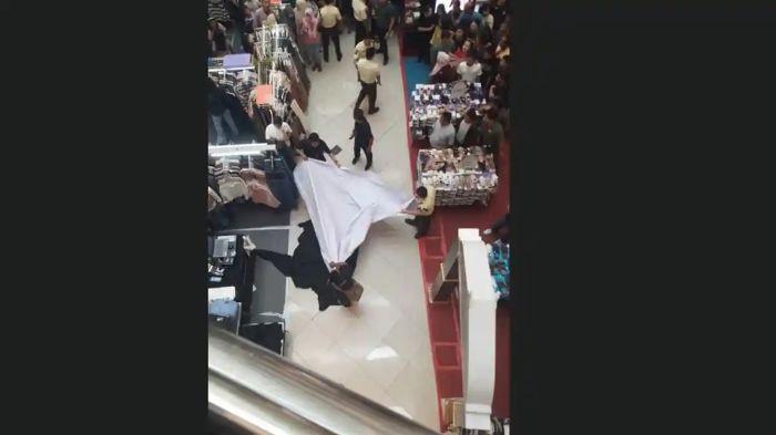 WANITA TEWAS - Seorang wanita tewas setelah terjatuh di pusat perbelanjaan Plaza Medan Fair pada Minggu (22/3/2026).