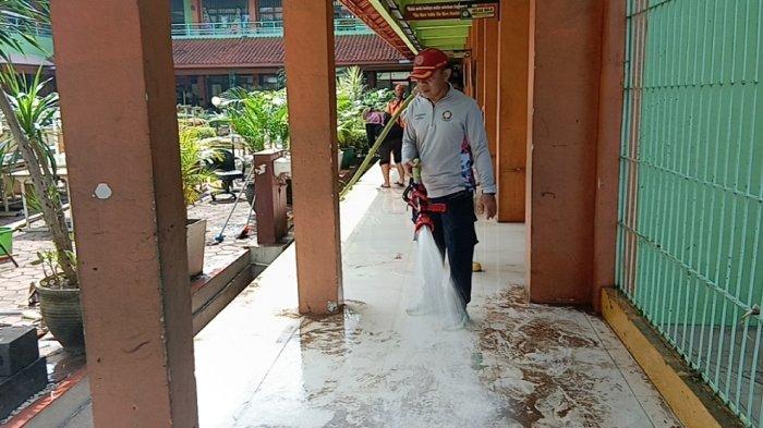 Kondisi SMAN 99 Jakarta usai diterjang banjir dengan ketinggian sekitar 1,5 meter, Ciracas, Jakarta Timur, Senin (23/3/2026).