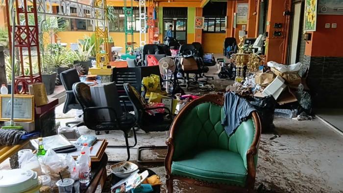 SMAN 99 USAI DITERJANG BANJIR - Kondisi SMAN 99 Jakarta usai diterjang banjir dengan ketinggian sekitar 1,5 meter, Ciracas, Jakarta Timur, Senin (23/3/2026). TRIBUNJAKARTA.COM/BIMA PUTRA