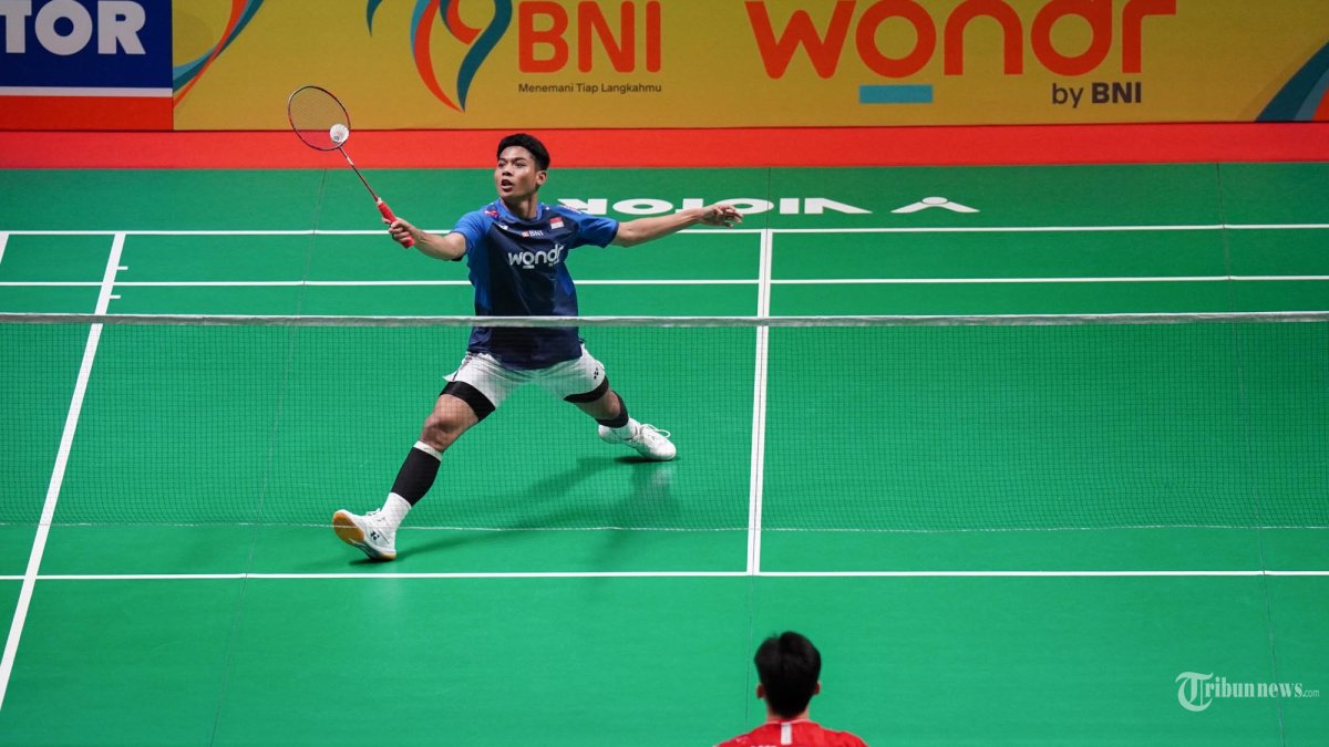 BAJC 2025 - Tunggal putra Indonesia, M Zaki Ubaidillah memukul shuttlecock saat melawan Liu Yang Ming Yu (China) pada babak final Kejuaraan Badminton Asia Junior Championships 2025 di GOR Indoor Manahan, Solo, Sabtu (26/7/2025). Ubaidillah berhasil mengalahkan Liu dengan perolehan 21-12,21-17 poin dan keluar sebagai pemenang di kategori Individual. (TRIBUNNEWS/Muhammad Nursina