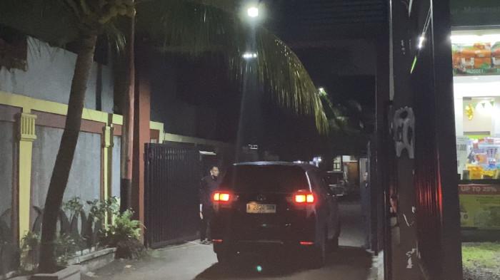 AKSES DITUTUP - Suasana perumahan mantan Menteri Agama Yaqut Cholil Qoumas (Gus Yaqut) di tengah beredarnya isu penjemputan kembali dari kediamannya di Mahkota Residence, Condet, Jakarta Timur, Senin (23/3/2026) malam