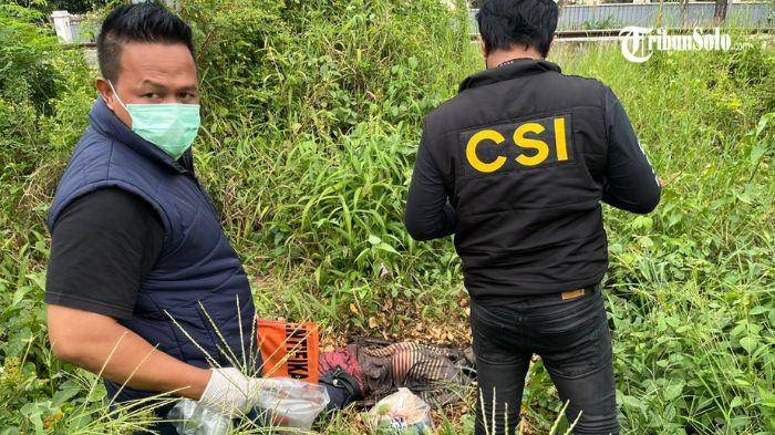 TEMUAN MAYAT - Penemuan mayat pria tanpa identitas, Senin (23/3/2026) sore. Jasad ditemukan dalam kondisi membusuk di dekat perlintasan rel kereta api di Jalan Hasanudin, Kelurahan Purwosari, Kecamatan Laweyan.