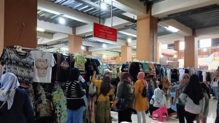 RAMAI PENGUNJUNG - H+2 Lebaran 2026, Pasar Klewer Solo dipadati wisatawan luar Kota Solo. Melihat geliat kedatangan pengunjung di Pasar Klewer Romi pun berharap momen ini bisa terjaga sampai setelah libur Lebaran.