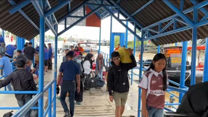 ARUS BALIK - Terpantau arus balik lebaran Idul Fitri 1447 Hijriah di Pelabuhan Kayan II ramai dan padat penumpang pada 24 Maret 2026.