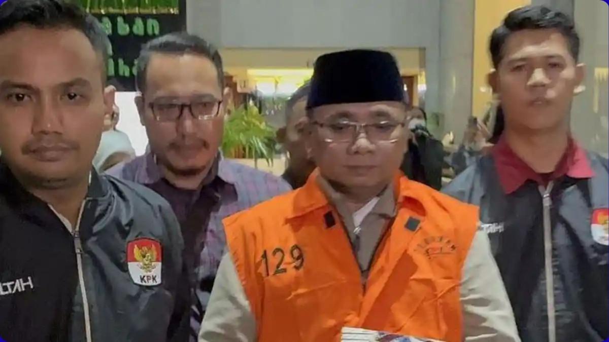 RESMI DITAHAN - Mantan Menteri Agama Yaqut Cholil Qoumas resmi ditahan setelah diperiksa sebagai tersangka kasus dugaan korupsi kuota haji pada Kamis (12/3/2026). Karier politik Gus Yaqut berawal 2005. Ia terpilih sebagai anggota Dewan Perwakilan Daerah (DPRD) Rembang dari PKB. Pada masa pemerintahan Presiden ke-7 RI Joko Widodo (Jokowi), Gus Yaqut ditunjuk sebagai Menag menggantikan Fachrul Razi.