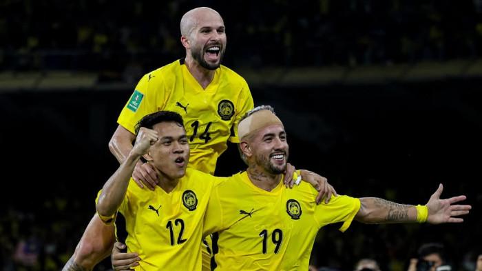 NATURALISASI MALAYSIA - Rodrigo Holgado (kanan) dan Joao Figueiredo (atas) merayakan gol Timnas Malaysia ke gawang Vietnam pada fase Kualifikasi Piala Asia 2027 di Bukit Jalil, 10 Juni 2025. (Instagram Malaysia NT - 3/9/2025)