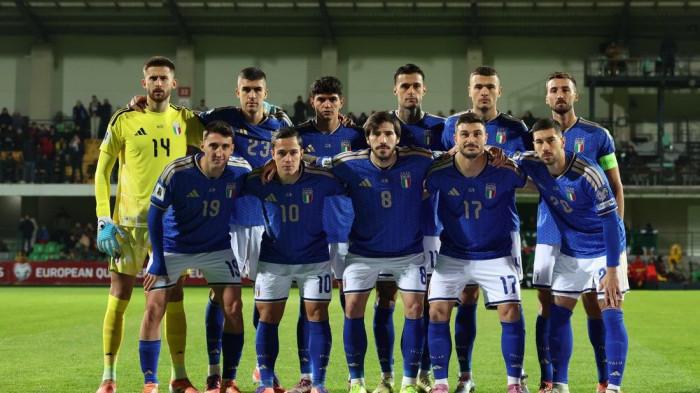 FOTO BERSAMA - Kesebelasan Timnas Italia melakukan foto bersama sebelum melawan Moldova pada pertandingan matchday ke-9 Grup I Kualifikasi Piala Dunia 2026 zona Eropa, Jumat (14/11/2025) dini hari WIB.