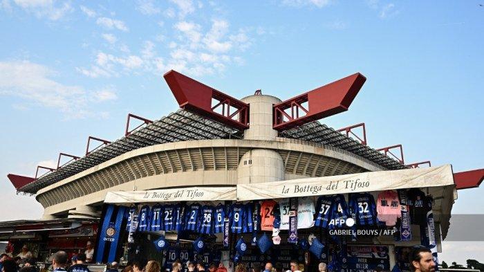 Pendukung Inter berkumpul di toko penggemar sebelum pertandingan sepak bola Serie A Italia antara Inter dan Atalanta pada 27 Mei 2023 di stadion Giuseppe-Meazza (San Siro) di Milan. GABRIEL BOUYS / AFP