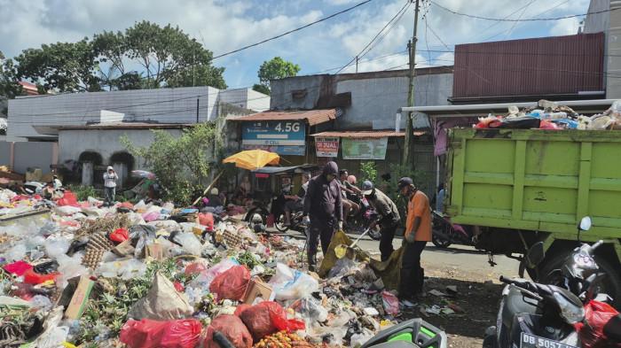 SAMPAH - Dinas Lingkungan Hidup (DLH) Kotamobagu mulai membersihkan gunung sampah yang ada di Pasar 23 Maret, Selasa 24 Maret 2026. Satu armada truk pengangkut sampah dan empat orang petugas sudah dikerahkan ke lokasi.