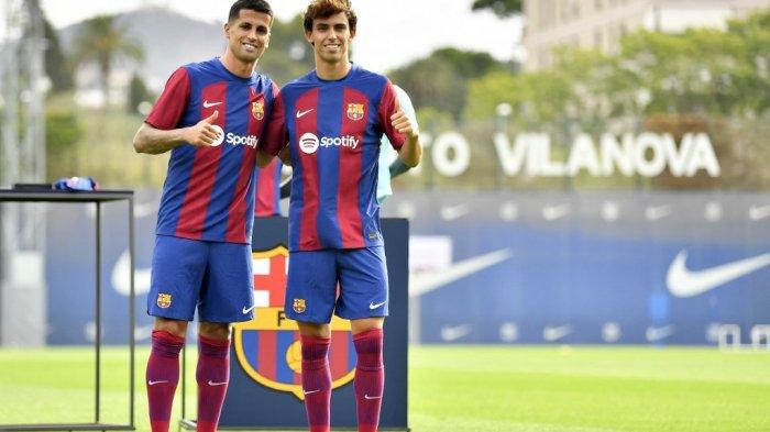 Penyerang Portugal Joao Felix (kanan) dan bek Joao Cancelo berpose selama presentasi resmi mereka sebagai pemain baru FC Barcelona di tempat latihan Joan Gamper di Sant Joan Despi, dekat Barcelona, ??pada 2 September 2023. Barcelona mengontrak penyerang Atletico Madrid Joao Felix dan Bek Manchester City Joao Cancelo dipinjamkan hingga akhir musim, juara Spanyol.Pau BARRENA / AFP (Foto arsip)