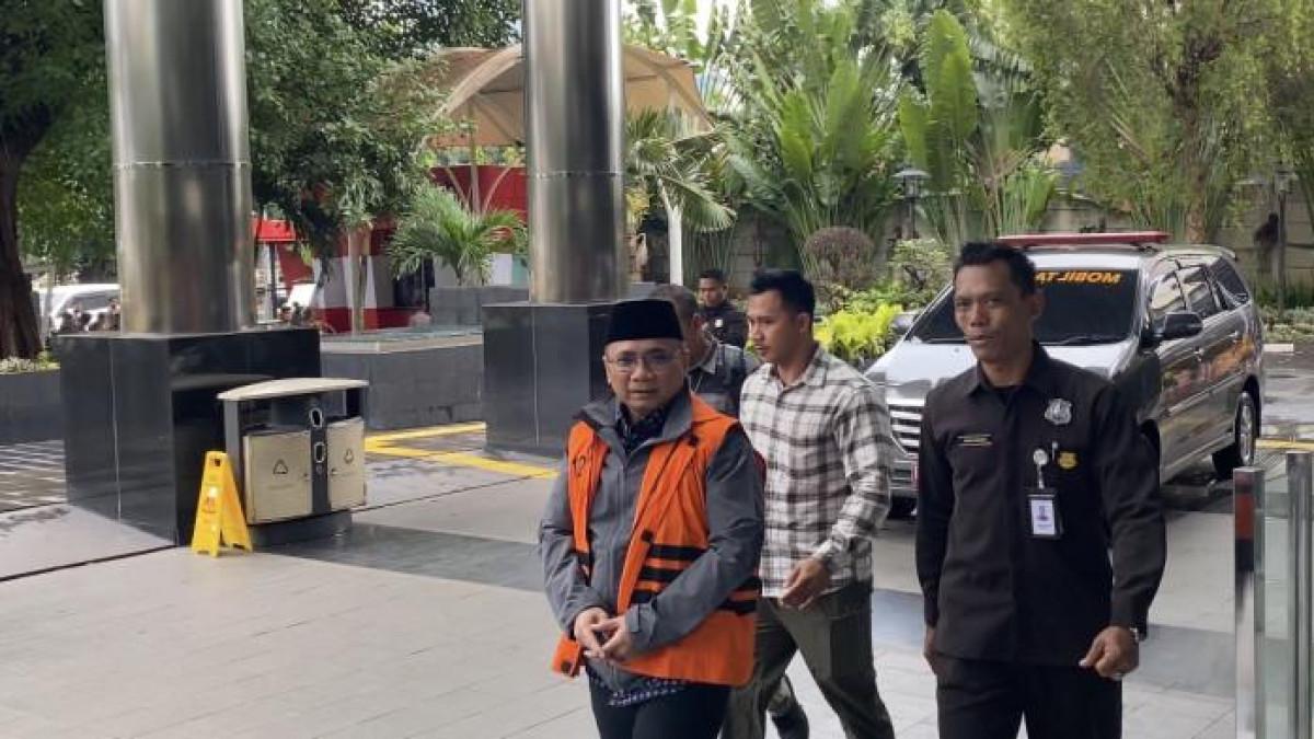 KEMBALI KE RUTAN - Mantan Menteri Agama Yaqut Cholil Qoumas (Gus Yaqut) tiba di Gedung Merah Putih KPK, Jakarta, Selasa (24/3/2026) pukul 10.30 WIB. Mengenakan rompi oranye tahanan nomor 12, peci hitam, dan jaket abu-abu, Gus Yaqut terlihat berjalan dengan tangan diborgol besi saat dikawal petugas menuju ruang tahanan.