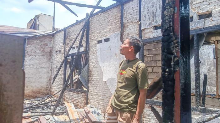 Irwan Husna menatap puing-puing rumahnya