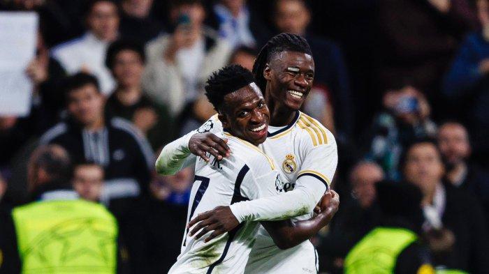 PELUK VINICIUS- Eduardo Camavinga memposting foto saat memeluk Vinicius Jr sebagai bentuk dukungan kepada Vini yang gaga mendapatkan trofi Ballon d'Or. Eduardo Camavinga bahkan membuat postingan kalau Ballon d'Or hanya sebatas Politik Sepak Bola. Eduardo Camavinga menyebut Vinicius Junior sebagai saudara, dan mengunggah foto saat mereka berdua berselebrasi bersama.