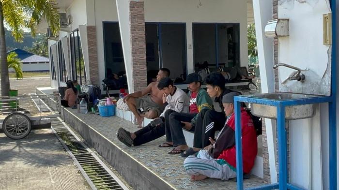 Penumpang bermalam di pelabuhan silopo
