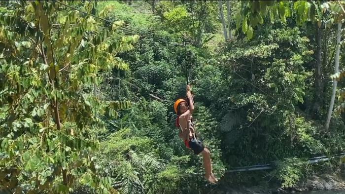 main Flying Fox di Wisata Kalukku Nangka