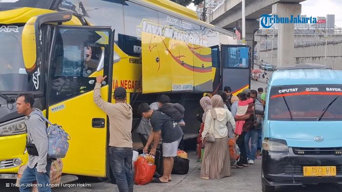 PUNCAK ARUS BALIK - Suasana di Terminal Lebak Bulus, Kebayoran Lama, Jakarta Selatan, pada H+3 Lebaran, Selasa (24/3/2026)
