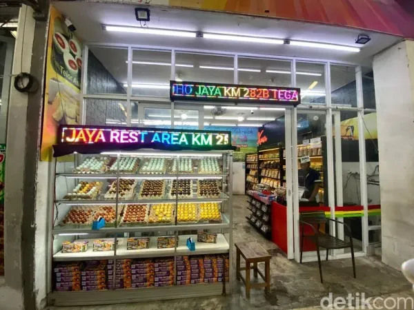 Toko Ridho Jaya di Rest Area 260B Heritage Pabrik Gula. Toko yang menawarkan oleh-oleh khas Brebes, seperti telur asin hingga aneka keripik