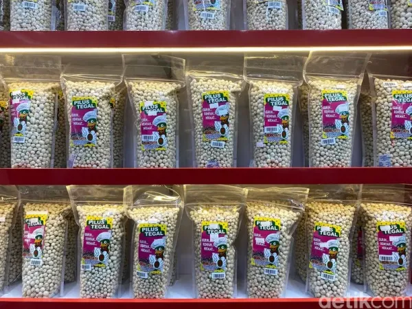 Toko Ridho Jaya di Rest Area 260B Heritage Pabrik Gula. Toko yang menawarkan oleh-oleh khas Brebes, seperti telur asin hingga aneka keripik