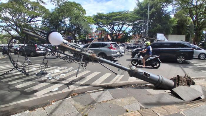 TUMBANG - 2 PJU di perempatan Taman Pramuka ambruk setelah bus Jackal Holiday tersangkut kabel yang menjuntai, Selasa (24/3/2026)