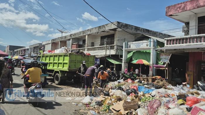Tumpukan sampah di area Pasar 23 Maret Kotamobagu