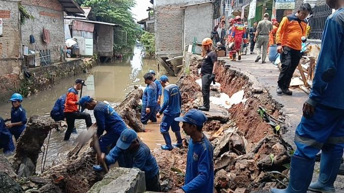 TEMPAT PERCETAKAN AMBRUK - Bangunan tempat usaha percetakan yang ambruk terdampak longsor turap Kali Baru di RT 03/RW 02, Batu Ampar, Kramat Jati, Jakarta Timur, Senin (23/3/2026). TRIBUNJAKARTA.COM/BIMA PUTRA