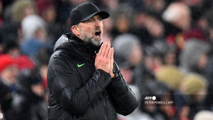 Manajer Liverpool asal Jerman Jurgen Klopp memberi isyarat di tepi lapangan selama pertandingan sepak bola Liga Premier Inggris antara Liverpool vsNewcastle United di Anfield di Liverpool, barat laut Inggris pada 1 Januari 2024. PETER POWELL / AFP