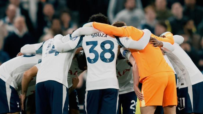 SPURS - Aksi para pemain Tottenham Hotspur berdiskusi bersama sebelum pertandingan melawan Crytal Palace pada pekan ke-29 Liga Inggris, di Tottenham Hotspur Stadium, London, pada Jumat (6/3/2026) dini hari WIB.