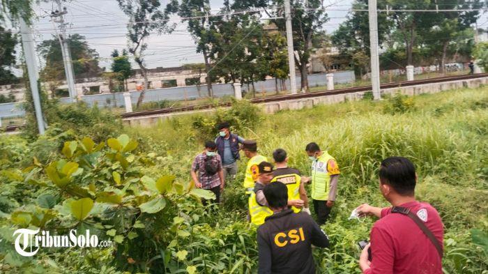 TEMUAN MAYAT - Penemuan mayat pria Senin (23/3/2026) sore. Jasad ditemukan dalam kondisi membusuk di dekat perlintasan rel kereta api di Jalan Hasanudin, Kelurahan Purwosari, Kecamatan Laweyan.