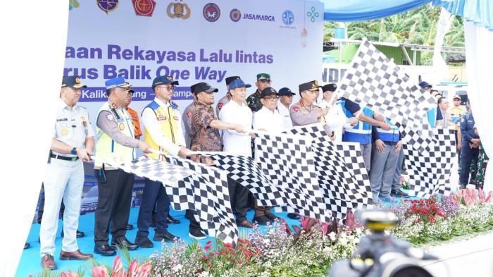 LEPAS ARUS BALIK — Kapolri Jenderal Listyo Sigit Prabowo memimpin langsung prosesi Flag Off—tanda dimulainya pembukaan rekayasa lalu lintas satu arah—One Way nasional arus balik Lebaran 2026 di Gerbang Tol (GT) Kalikangkung, Semarang, Jawa Tengah, Selasa (24/3/2026). Kapolri mengingatkan pemudik mengutamakan keselamatan dan mengimbau tidak memaksakan berkendara jika merasa lelah.