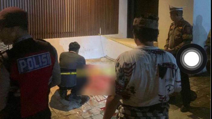 DATANGI TKP - Aparat Kepolisian Polsek Kuta Utara saat mendatangi TKP kasus pembunuhan WNA di Villa Amira, Banjar Anyar Kelod, Kerobokan, Kuta Utara, Kabupaten Badung, Selasa (24/3).