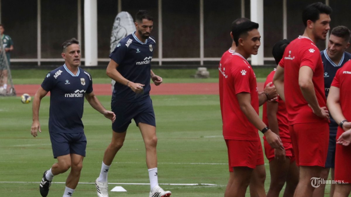 LATIHAN - Pelatih Timnas Indonesia John Herdman (kiri) memberi instruksi saat memimpin latihan Timnas Indonesia di Stadion Madya Gelora Bung Karno, Jakarta, Selasa (24/3/2026). Latihan tersebut dilakukan jelang laga di FIFA Series 2026. TRIBUNNEWS/IRWAN RISMAWAN