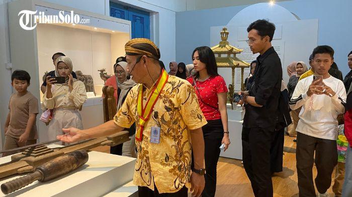 RAMAI - Jumlah pengunjung Museum Keraton Kasunanan Surakarta mengalami peningkatan signifikan dibandingkan hari biasa, Selasa (24/3/2026). Hingga siang hari, jumlah tiket yang terjual mencapai sekitar 1.000 lembar.