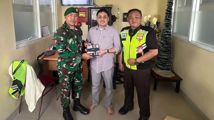 Penyerahan harta milik pemudik yang tertinggal di rest area Tol Lampung