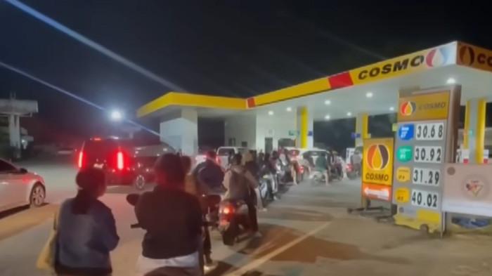 ANTREAN SPBU THAILAND - Tangkap Layar CH7HD News Thailand yang memerlihatkan antrean warga Thailand di sejumlah SPBU pada Selasa malam (3/3/2026). Kementerian Energi Thailand menyatakan pada hari Minggu (1/3/2026) negara mereka hanya memiliki cadangan minyak untuk dua bulan.