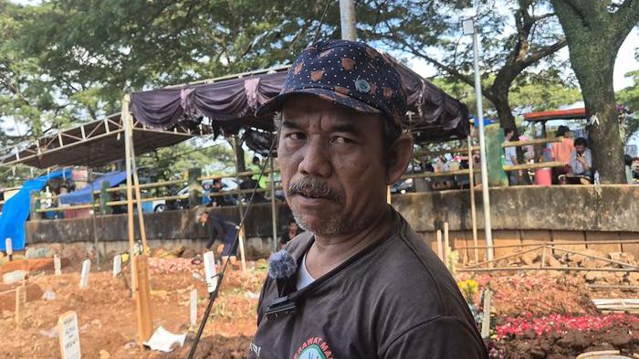 PENJAGA MAKAM - Djamuri, perawat makam Vidi Aldiano saat ditemui di TPU Tanah Kusir, Jakarta Selatan, Jumat (13/2/2026).