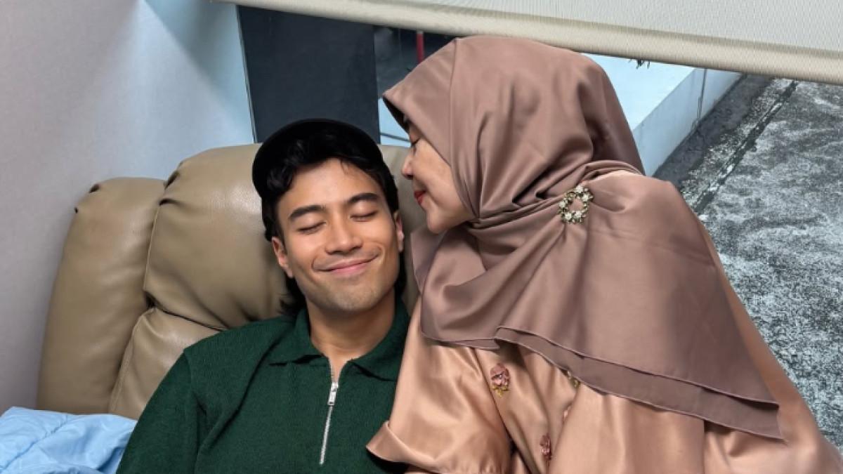 VIDI ALDIANO MENINGGAL - Besbarini ibunda Vidi Aldiano ceritakan detik-detik kematian putranya. Mertua Sheila Dara Aisha itu turut bersyukur Vidi berpulang di bulan Ramadan dan momen Nuzulul Quran.