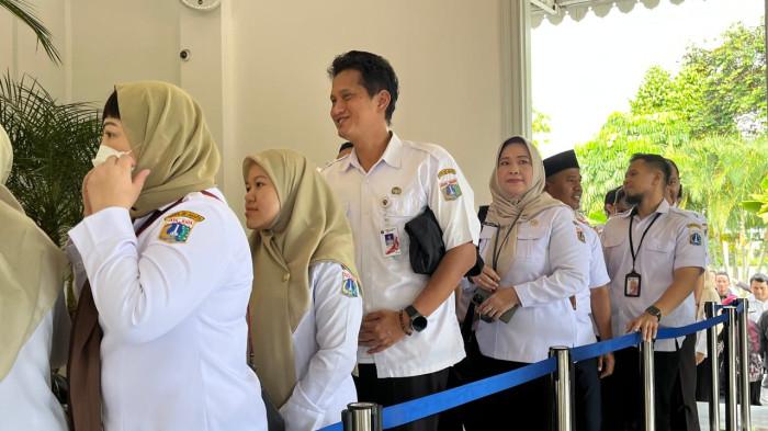 HALALBIHALAL BALAI KOTA - Sejumlah Aparatur Sipil Negara (ASN) tampak setengah mengantre di halaman Balai Kota Jakarta menunggu giliran untuk bersalaman dengan Gubernur dan Wakil Gubernur DKI Jakarta Pramono Anung-Rano Karno, Rabu (25/3/2026).