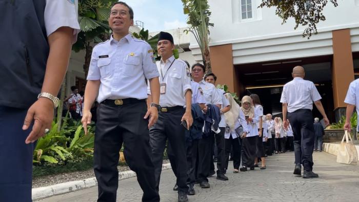 HALALBIHALAL BALAI KOTA - Sejumlah Aparatur Sipil Negara (ASN) tampak setengah mengantre di halaman Balai Kota Jakarta menunggu giliran untuk bersalaman dengan Gubernur dan Wakil Gubernur DKI Jakarta Pramono Anung-Rano Karno, Rabu (25/3/2026).