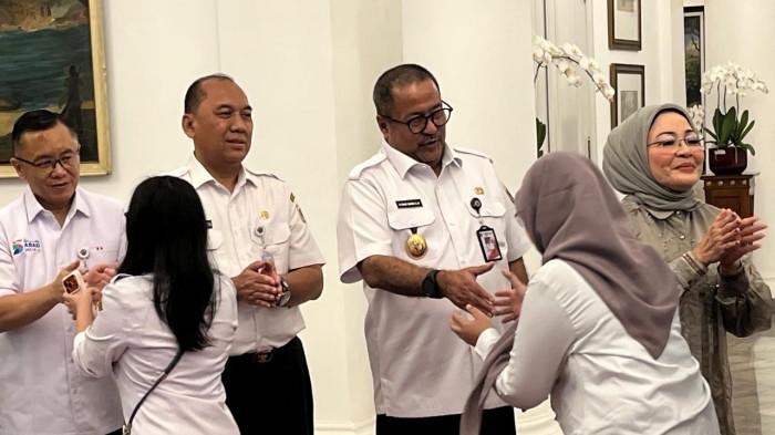 HALALBIHALAL BALAI KOTA - Sejumlah Aparatur Sipil Negara (ASN) tampak setengah mengantre di halaman Balai Kota Jakarta menunggu giliran untuk bersalaman dengan Gubernur dan Wakil Gubernur DKI Jakarta Pramono Anung-Rano Karno, Rabu (25/3/2026).