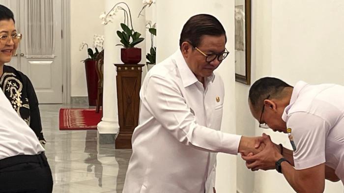 HALALBIHALAL BALAI KOTA - Sejumlah Aparatur Sipil Negara (ASN) tampak setengah mengantre di halaman Balai Kota Jakarta menunggu giliran untuk bersalaman dengan Gubernur dan Wakil Gubernur DKI Jakarta Pramono Anung-Rano Karno, Rabu (25/3/2026).