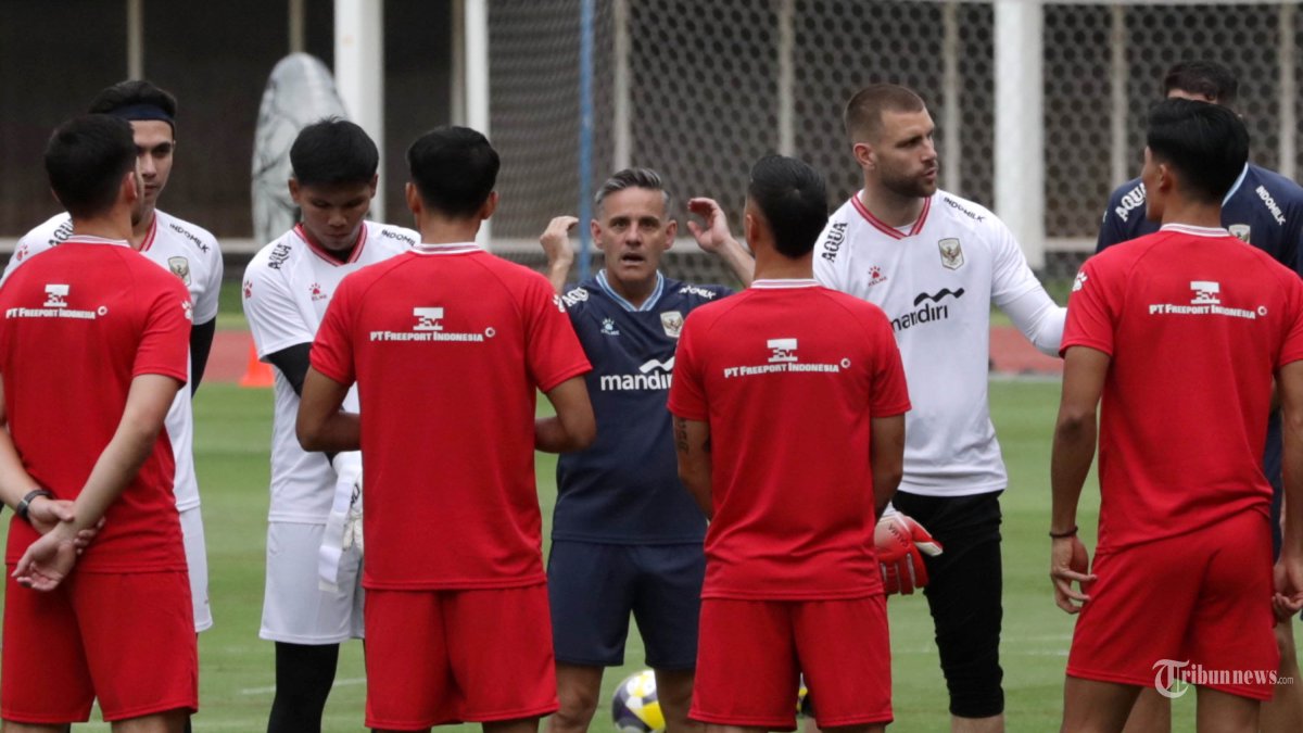 LATIHAN - Pelatih Timnas Indonesia John Herdman memberi instruksi saat memimpin latihan Timnas Indonesia di Stadion Madya Gelora Bung Karno, Jakarta, Selasa (24/3/2026). Latihan tersebut dilakukan jelang laga di FIFA Series 2026. TRIBUNNEWS/IRWAN RISMAWAN