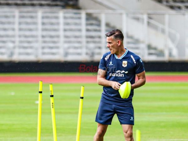 Pelatih Timnas Indonesia, John Herdman, sedang melakukan persiapan dalam melatih para pemainnya di Stadion Madya, Senayan, Jakarta, Selasa (24/3/2026).