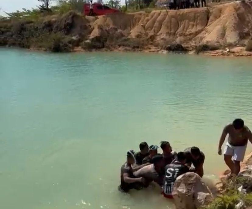 Warga dan petugas evakuasi korban pria remaja tenggelam di galian tambang pasir belakang Polda Kepri