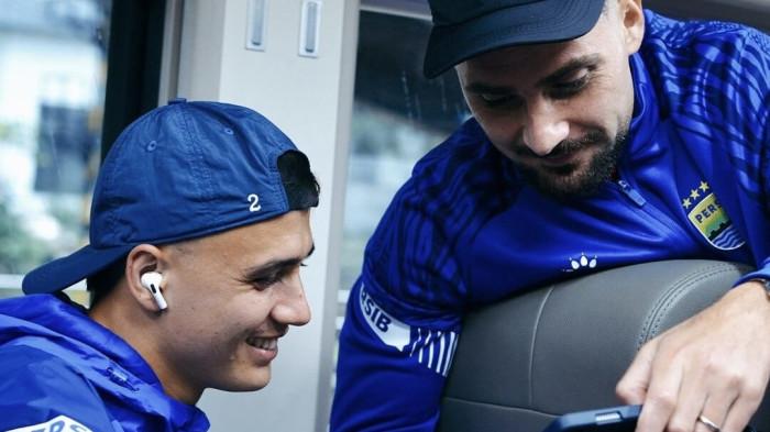 NAIK KERETA - Eliano Reijnders dan Frans Putros di kereta api dalam perjalanan dari Bandung menuju Solo untuk menghadapi laga kontra Persis Solo yang dijadwalkan berlangsung pada Sabtu sore, 31 Januari 2026. Laga ini menjadi bagian dari rangkaian pekan ke-19 Super League 2025/2026.